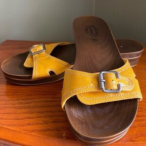 Dr Scholl's Faux Wood with Retro Yellow Buckle Strap Women's Sandals -